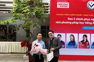 Thầy Phạm Anh Minh đại diện DOL English tặng hoa đại diện trường THPT Gò Vấp.