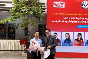Thầy Phạm Anh Minh đại diện DOL English tặng hoa đại diện trường THPT Gò Vấp.