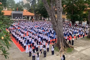 Học sinh Trường THPT Marie Curie tập luyện cho hoạt động đồng diễn dân vũ áo dài.