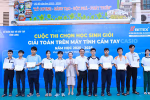Lãnh đạo Sở GD&ĐT tỉnh Vĩnh Long và BITEX trao giấy chứng nhận cho thí sinh tham gia kỳ thi năm học 2025-2026.