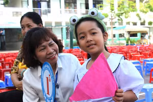 Học sinh lớp 1, Trường tiểu học Nguyễn Công Trứ háo hức trong ngày tựu trường.