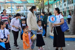 Học sinh TPHCM tựu trường năm học mới.