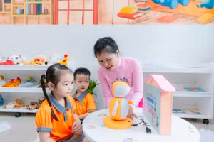 Trẻ Trường Mầm non Tân Phong (phường Tân Hưng) trải nghiệm tại thư viện số của trường.