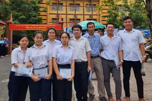 Thí sinh Trần Tiến Phước (thứ 2 từ phải qua) phấn khởi bước vào môn thi đầu tiên.