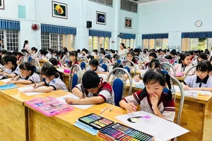 Học sinh Trường Tiểu học Bùi Văn Ngữ vẽ tranh chào mừng ngày Nhà giáo Việt Nam. Ảnh: WEBSITE TRƯỜNG.