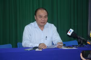 Ông Võ Cao Long thông tin với các phóng viên.