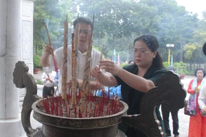 Thứ trưởng Nguyễn Thị Kim Chi và ông Nguyễn Ngọc Ân - Chủ tịch Công đoàn Giáo dục Việt Nam dâng hương tại Nghĩa trang liệt sĩ Đồi 82 Tân Biên.