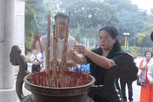 Thứ trưởng Nguyễn Thị Kim Chi và ông Nguyễn Ngọc Ân - Chủ tịch Công đoàn Giáo dục Việt Nam dâng hương tại Nghĩa trang liệt sĩ Đồi 82 Tân Biên.