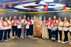 Khoảnh khắc rạng rỡ của cán bộ, giáo viên, nhân viên tại buổi chiếu phim “Mưa đỏ”.