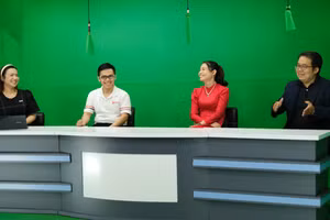 Các khách mời tại chương trình tư vấn trực tuyến - Ảnh VS.