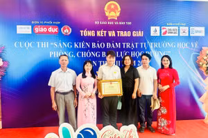 Lãnh đạo Sở GD&ĐT TPHCM, Trường THPT Dương Văn Thì và người thân lưu lại khoảnh khắc cùng Nguyễn Bảo Phúc.