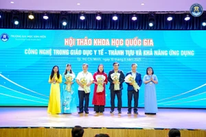 Đại diện Ban Điều hành, Ban tổ chức tặng hoa cảm ơn các báo cáo viên.
