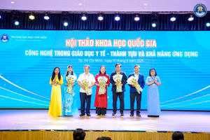 Đại diện Ban Điều hành, Ban tổ chức tặng hoa cảm ơn các báo cáo viên.