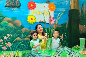 Trẻ mầm non TPHCM tham hoạt động cắm hoa.