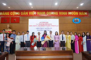 Sở GD&ĐT TPHCM tổ chức lễ trao quyết định điều động, bổ nhiệm, bổ nhiệm lại nhiều cán bộ quản lý giáo dục.