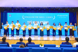 Các tân sinh viên là thủ khoa, á khoa trường/ngành được vinh danh và trao tặng học bổng tại Lễ Khai giảng năm học 2024-2025.