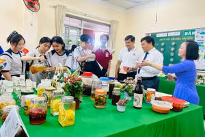 Lãnh đạo phường Hòa Bình cũng Trường THPT Trần Quang Khải tham quan gian hàng của tổ Sinh Học.