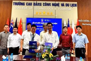 Đại diện lãnh đạo 2 trường tham gia buổi lễ ký kết.