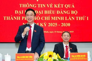 Ông Đặng Minh Thông (bìa trái) và ông Dương Anh Đức chủ trì họp báo.