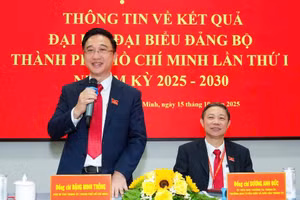 Ông Đặng Minh Thông (bìa trái) và ông Dương Anh Đức chủ trì họp báo.