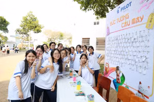 Các thí sinh cùng chia sẻ những phần quà và lời chúc tại Trạm 3.