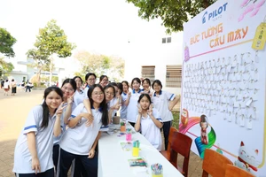 Các thí sinh cùng chia sẻ những phần quà và lời chúc tại Trạm 3.