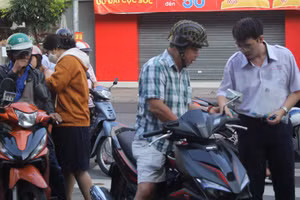 Phụ huynh TPHCM đưa con em mình đến trường.