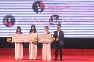 TS Bùi Hồng Quân trao học bổng cho Thủ khoa, Á khoa.