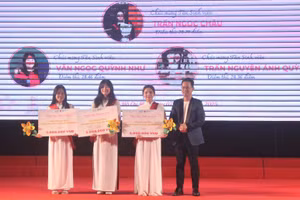 TS Bùi Hồng Quân trao học bổng cho Thủ khoa, Á khoa.