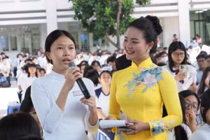 Học sinh đặt câu hỏi tại chương trình tư vấn hướng nghiệp.