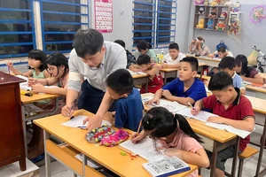 Thầy Hải trong một buổi dạy tại lớp học tình thương.