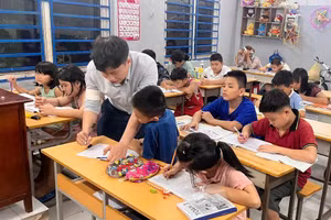 Thầy Hải trong một buổi dạy tại lớp học tình thương.