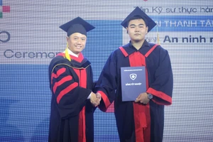 PGS.TS Nguyễn Duy Hàm trao bằng tốt nghiệp cho các tân kỹ sư thực hành.