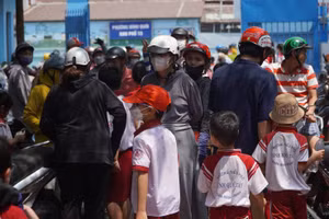 Phụ huynh Trường Tiểu học Bình Quới Tây đón con về giữa trưa.