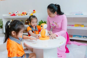 Trẻ tại Trường Mầm non Tân Phong (phường Tân Hưng, TPHCM) trải nghiệm tại Thư viện số.