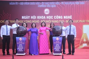 Các đại biểu tiến hành nghi thức khởi động ra mắt Trợ lý ảo tư vấn thủ tục hành chính và nền tảng "Tân Định số".