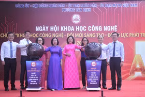 Các đại biểu tiến hành nghi thức khởi động ra mắt Trợ lý ảo tư vấn thủ tục hành chính và nền tảng "Tân Định số".