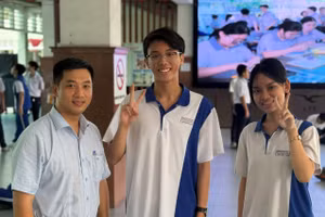 Thầy Hiếu và 2 học sinh đạt IELTS 8.5