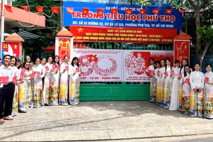 Tập thể giáo viên Trường Tiểu học Phú Thọ trong ngày diễn ra sự kiện.