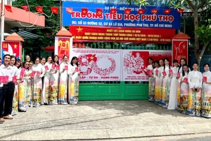 Tập thể giáo viên Trường Tiểu học Phú Thọ trong ngày diễn ra sự kiện.