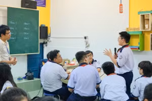 Tiết học STEM - nơi học sinh được tự do trình bày các ý tưởng và giáo viên sẽ là người hướng dẫn thêm.