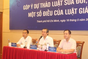 Lãnh đạo Bộ GD&ĐT, Vụ Pháp chế và Trường Đại học Sư phạm TPHCM điều hành hội thảo.