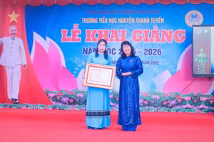 Bà Trương Lê Mỹ Ngọc, Bí thư Đảng ủy, Chủ tịch HĐND phường Tân Sơn Hòa trao bằng khen của Thủ tướng Chính phủ cho Trường Tiểu học Nguyễn Thanh Tuyền.