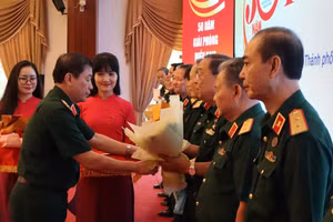 Trung tướng Trương Thiên Tô tặng hoa và quà tri ân các tướng lĩnh Quân đội, Anh hùng LLVT Nhân dân tại chương trình.