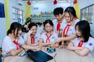 Học sinh Trường THCS Lương Định Của (phường Cát Lái, TPHCM) hào hứng với giờ học STEM.