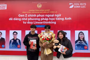 Diễn giả Hoàng Đức (ở giữa) cùng các bạn học sinh.