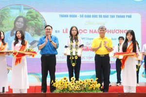 Tuyên dương học sinh tiêu biểu tại hội trại.