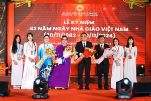 Học sinh Trường MN-TH-THCS-THPT Nam Việt tặng hoa cho Ban Giám hiệu nhà trường.