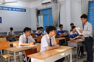 Học sinh tham dự kỳ thi thử tốt nghiệp tại Trường THPT Phú Nhuận.