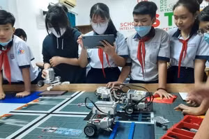 Học sinh Trường THCS Huỳnh Khương Ninh hào hứng trong giờ học trí tuệ nhân tạo.